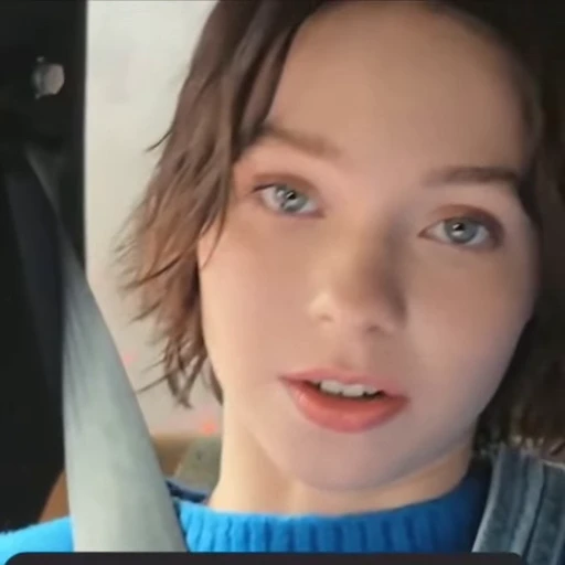 🤩 Стикер «Emma Myers Samsung» для Telegram