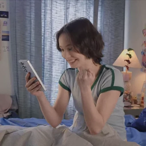 🤩 Стикер «Emma Myers Samsung» для Telegram