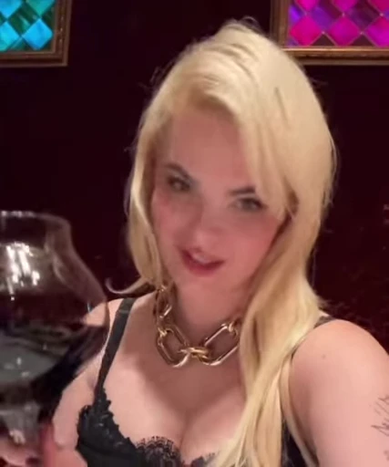 🍷 Стикер «Erika Vikman» для Telegram