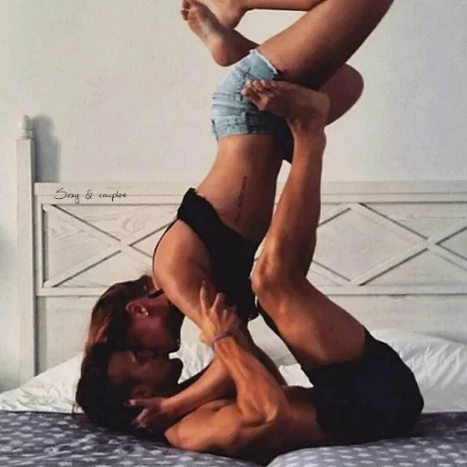 👄 Стикер «Kisses and Girls» для Telegram