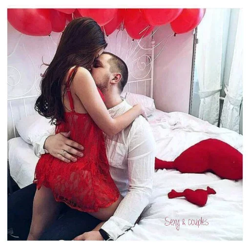 👄 Стикер «Kisses and Girls» для Telegram