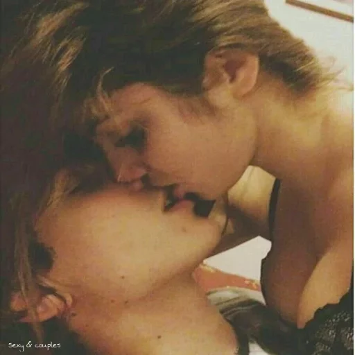 👄 Стикер «Kisses and Girls» для Telegram