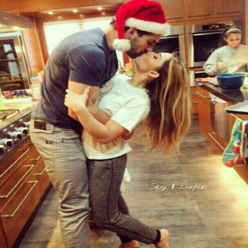 👄 Стикер «Kisses and Girls» для Telegram