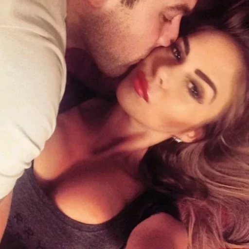 👄 Стикер «Kisses and Girls» для Telegram
