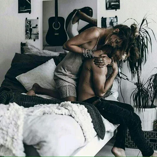 👄 Стикер «Kisses and Girls» для Telegram