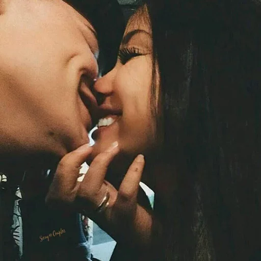 👄 Стикер «Kisses and Girls» для Telegram