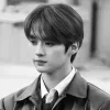 Стикер 23 Leeknow ー