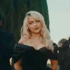 Стикер 36 Sabrina Carpenter Еще