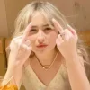 Стикер 58 Sabrina Carpenter Еще