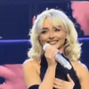 Стикер 21 Sabrina Carpenter Еще