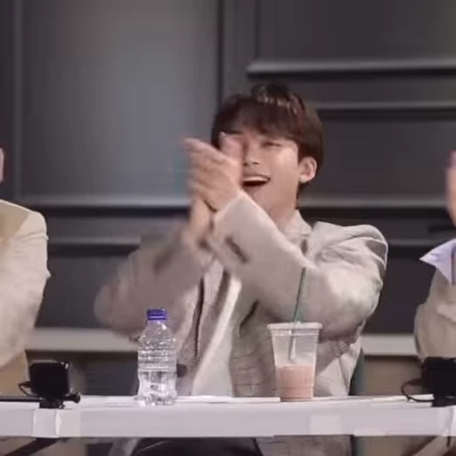 👏 Стикер «ｓｅｖｅｎｔｅｅｎ» для Telegram
