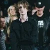 Стикер 17 💪 Набор эмоджи с музыкантом «Yung Trappa»