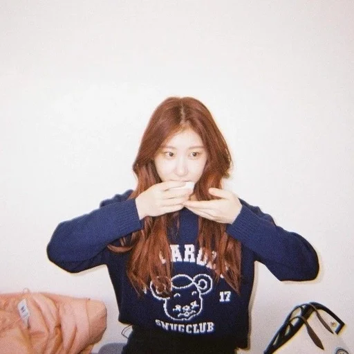 🐾 Стикер «itzy chaeryeong» для Telegram