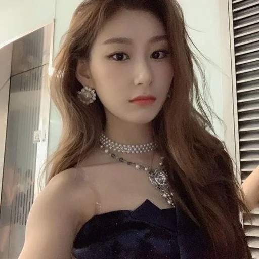 🐾 Стикер «itzy chaeryeong» для Telegram