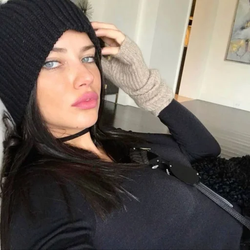 🤩 Стикер «Adriana Lima» для Telegram