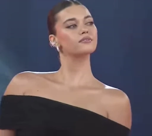👑 Стикер «Afra Saracoglu» для Telegram