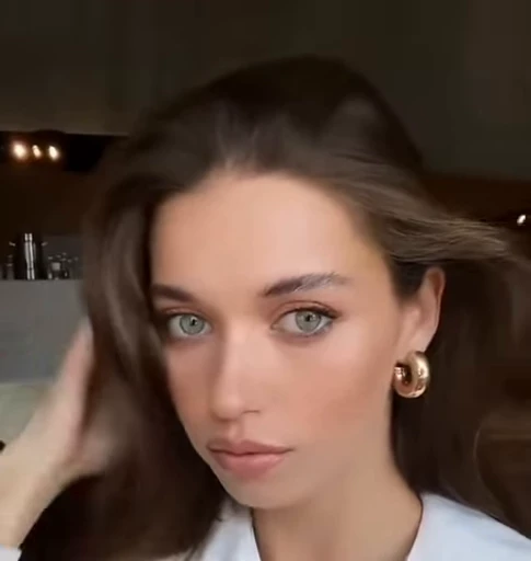 😉 Стикер «Afra Saracoglu» для Telegram