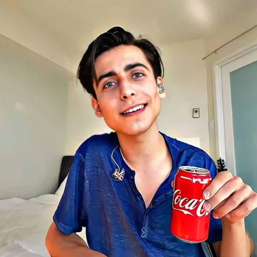 😍 Стикер «Aidan Gallagher» для Telegram