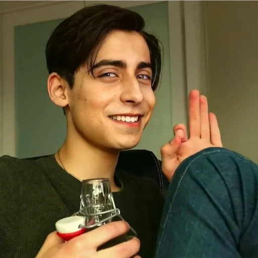 👌 Стикер «Aidan Gallagher» для Telegram