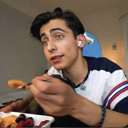 😊 Стикер «Aidan Gallagher» для Telegram