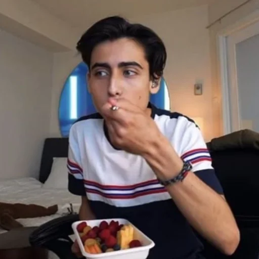 🍌 Стикер «Aidan Gallagher» для Telegram
