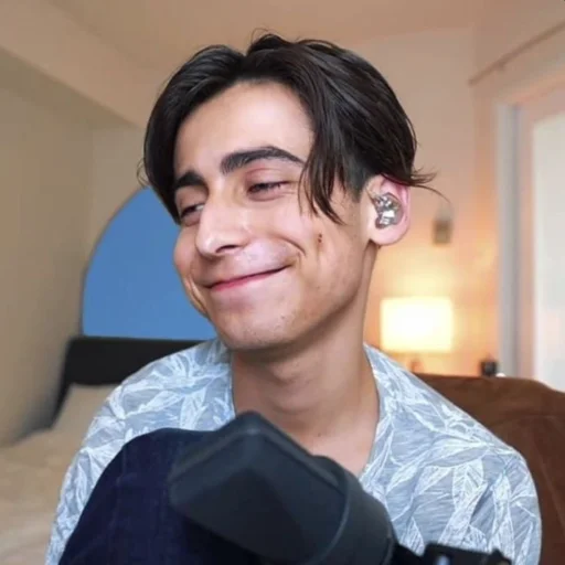 🙈 Стикер «Aidan Gallagher» для Telegram