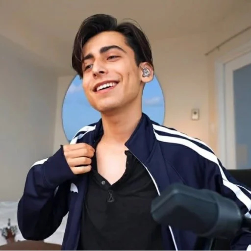 🤩 Стикер «Aidan Gallagher» для Telegram