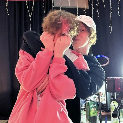 🥺 Стикер «Акулич и Кореш» для Telegram