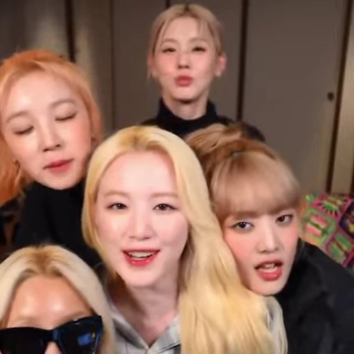 👩‍👩‍👧‍👧 Стикер «(G)I-DLE» для Telegram