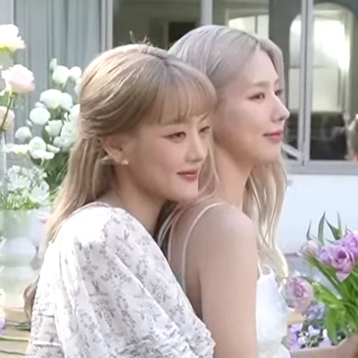 👩‍❤️‍💋‍👩 Стикер «(G)I-DLE» для Telegram