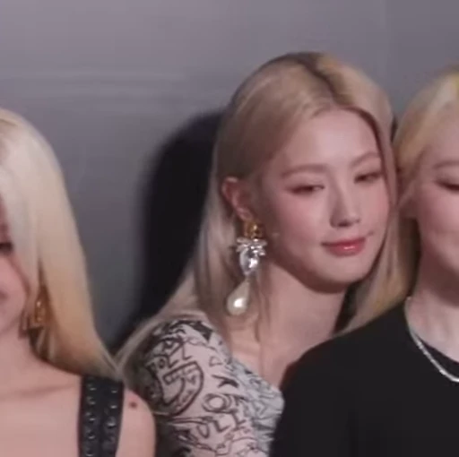 👩‍❤️‍💋‍👩 Стикер «(G)I-DLE» для Telegram