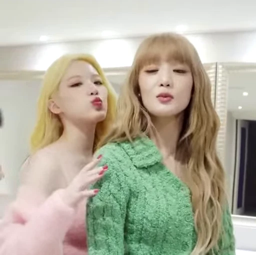 👩‍❤️‍👩 Стикер «(G)I-DLE» для Telegram