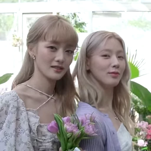 👩‍❤️‍💋‍👩 Стикер «(G)I-DLE» для Telegram