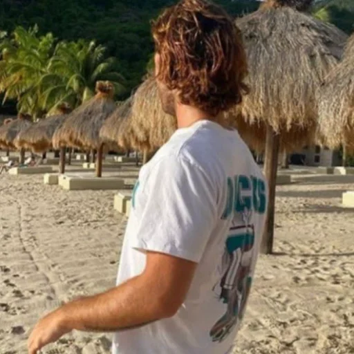 🌿 Стикер «Archie KJ Apa» для Telegram