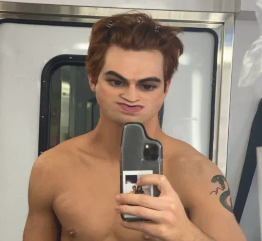 🌿 Стикер «Archie KJ Apa» для Telegram
