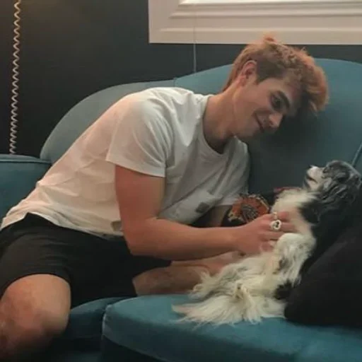 🌿 Стикер «Archie KJ Apa» для Telegram