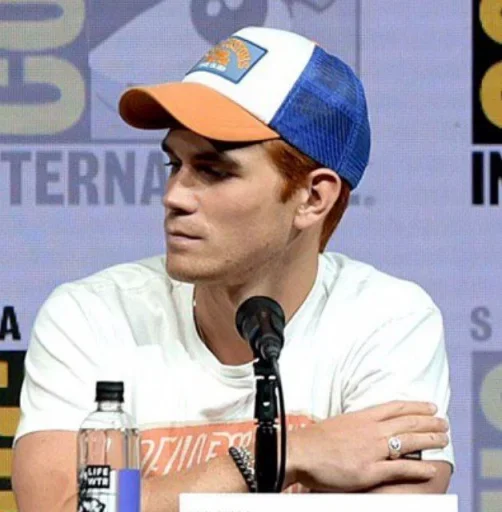 🌿 Стикер «Archie KJ Apa» для Telegram