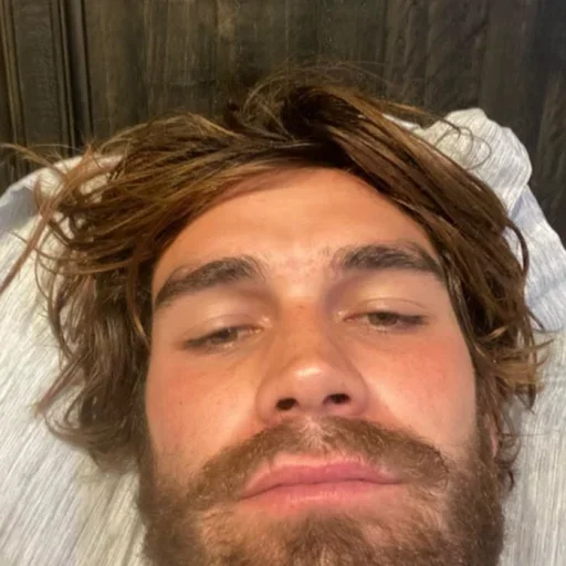 🌿 Стикер «Archie KJ Apa» для Telegram