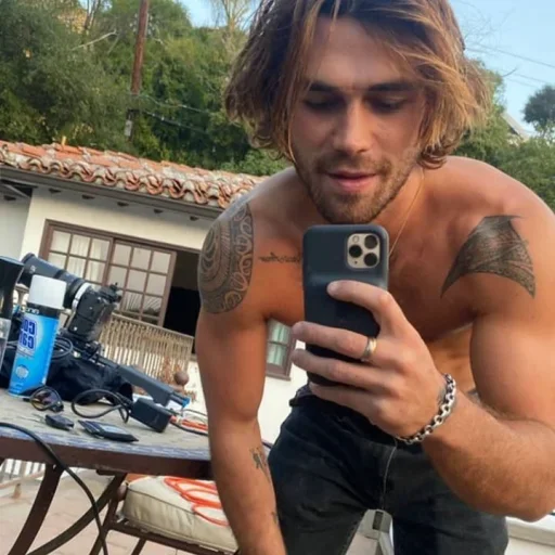 🌿 Стикер «Archie KJ Apa» для Telegram