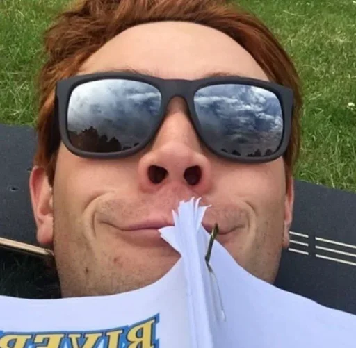 🌿 Стикер «Archie KJ Apa» для Telegram