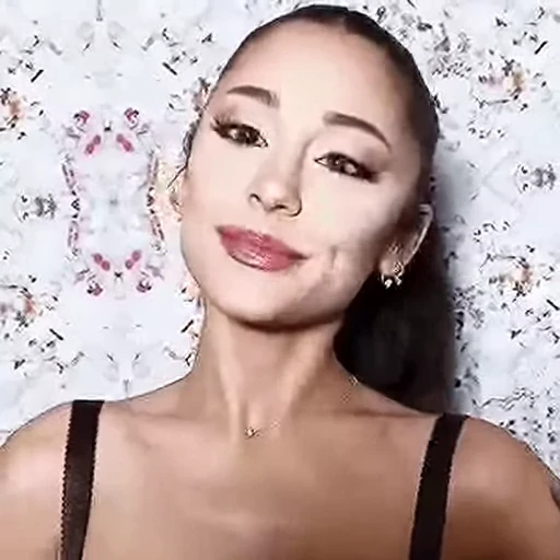 🤩 Стикер «Ariana Grande Videopack» для Telegram