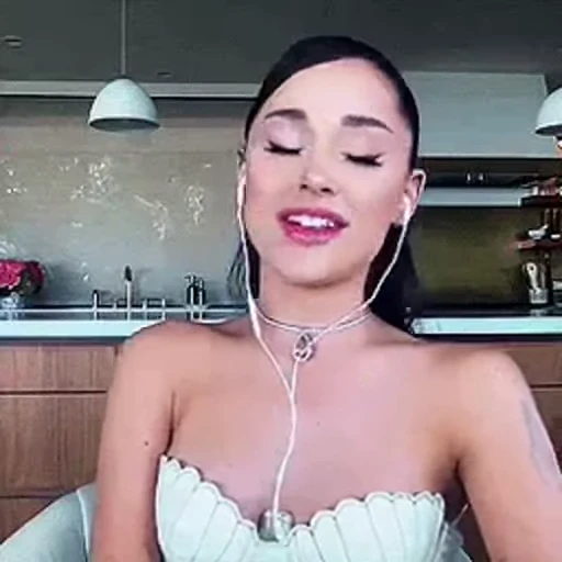 🤩 Стикер «Ariana Grande Videopack» для Telegram