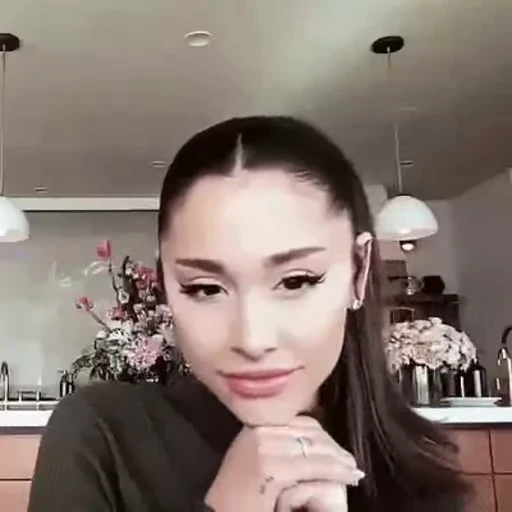 🤩 Стикер «Ariana Grande Videopack» для Telegram
