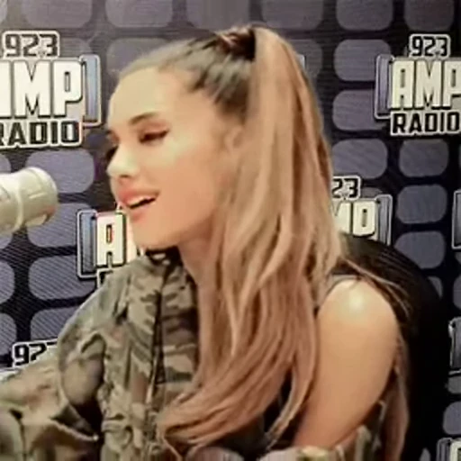 🤩 Стикер «Ariana Grande Videopack» для Telegram