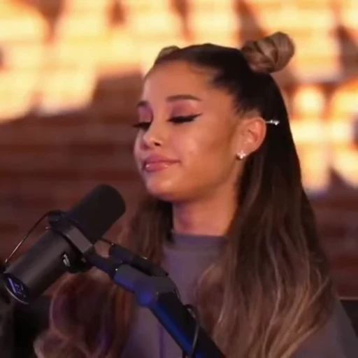 ♥️ Стикер «Ariana Grande» для Telegram