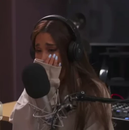 ♥️ Стикер «Ariana Grande» для Telegram