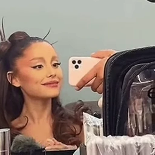 ♥️ Стикер «Ariana Grande» для Telegram
