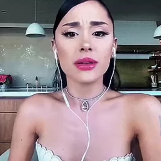 ♥️ Стикер «Ariana Grande» для Telegram