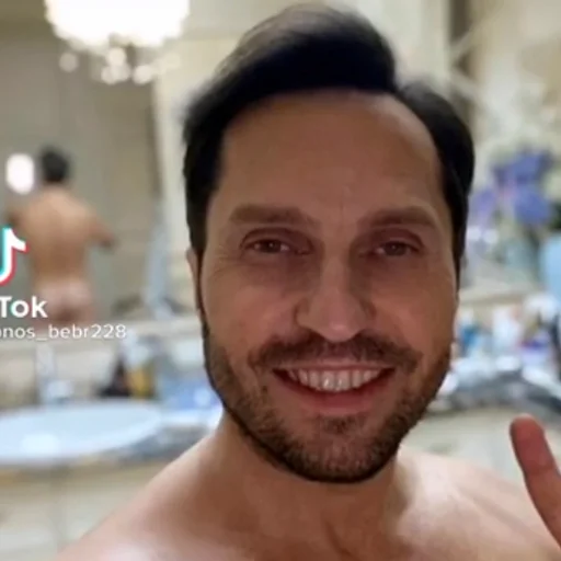 😜 Стикер «АРТУР ПИРОЖКОВ НАСТАВИТ МУЖУ РОЖКОВ» для Telegram