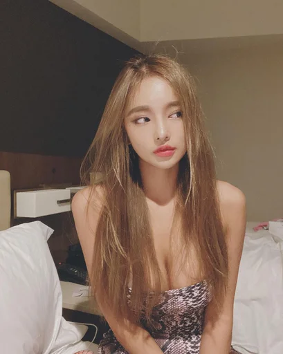 🌚 Стикер «hot girl» для Telegram